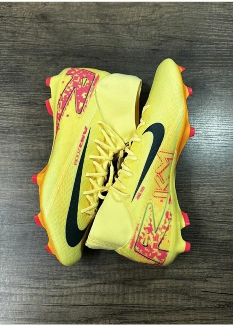 Chaussures de football Puma Nike Adidas