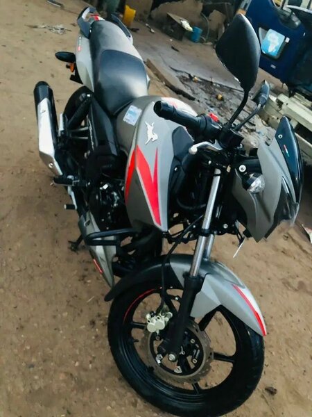 Moto sportive 150cc élégante