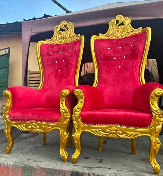 Fauteuils rouges luxueux en velours