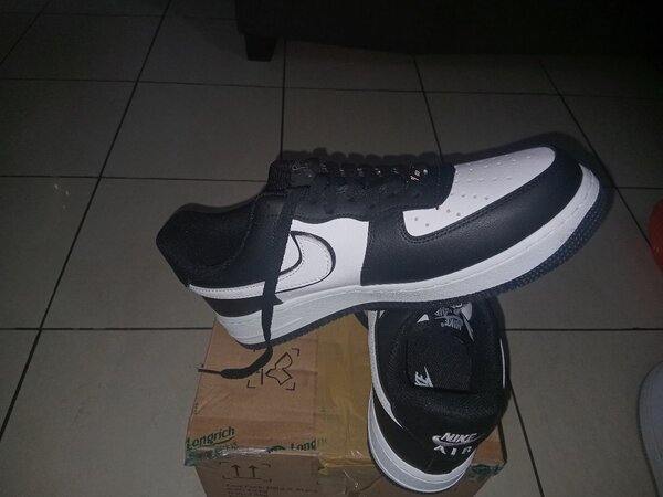 Baskets noires et blanches