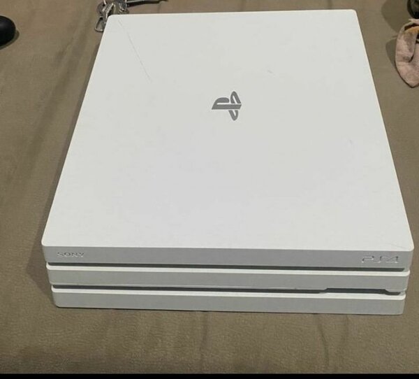 Sony PS4 Slim 500Go blanche avec manettes