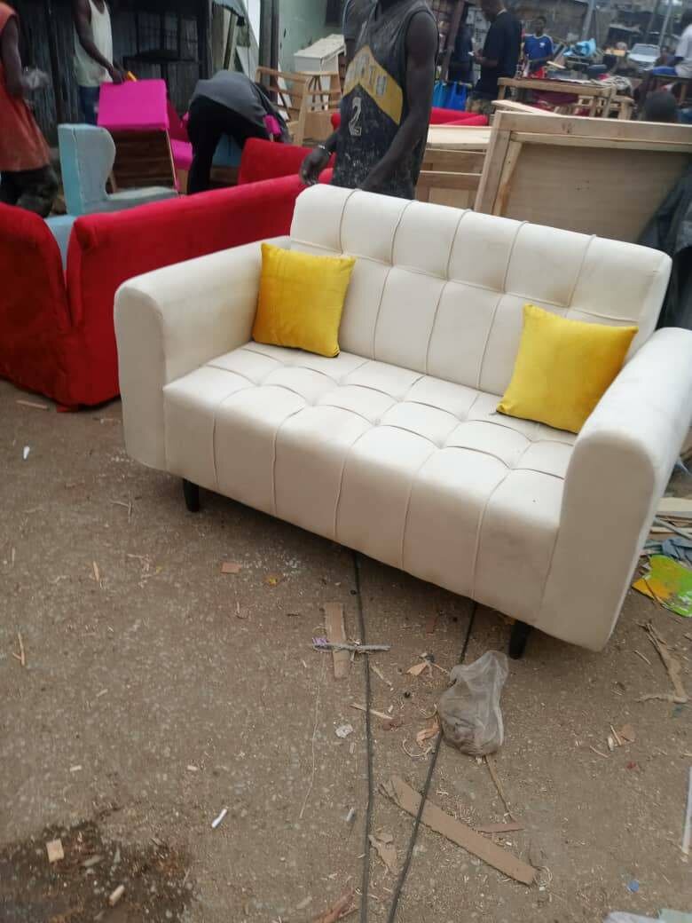 Canapé en tissu avec coussins