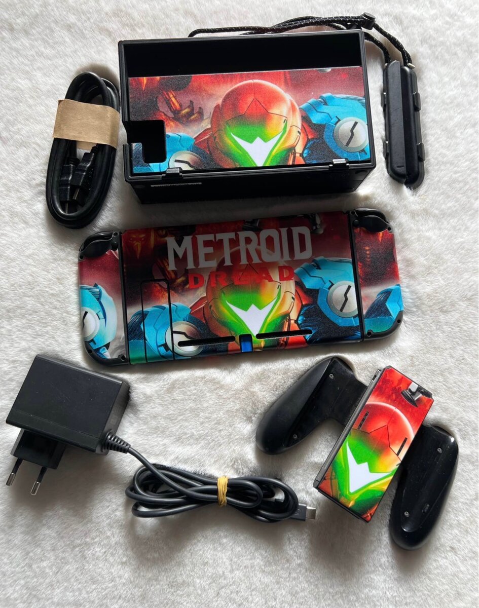 Console Nintendo Switch avec housse Metroid