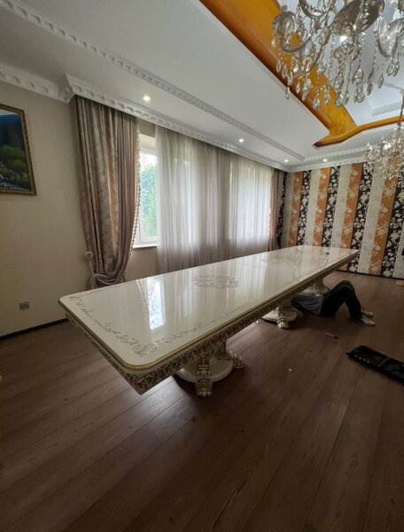 Продаётся стол из натурального дерева!