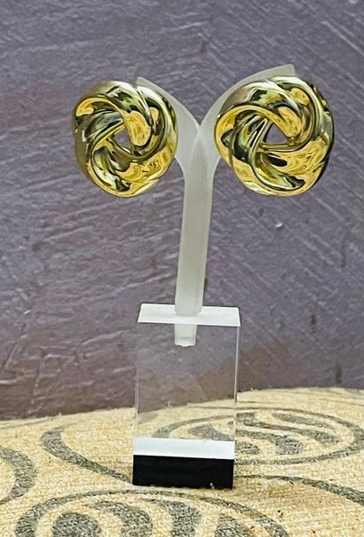 Boucles d'oreilles dorées torsadées