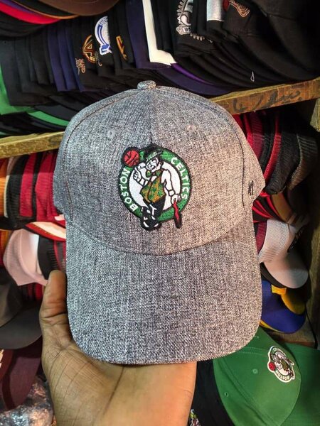 Casquette grise sportive