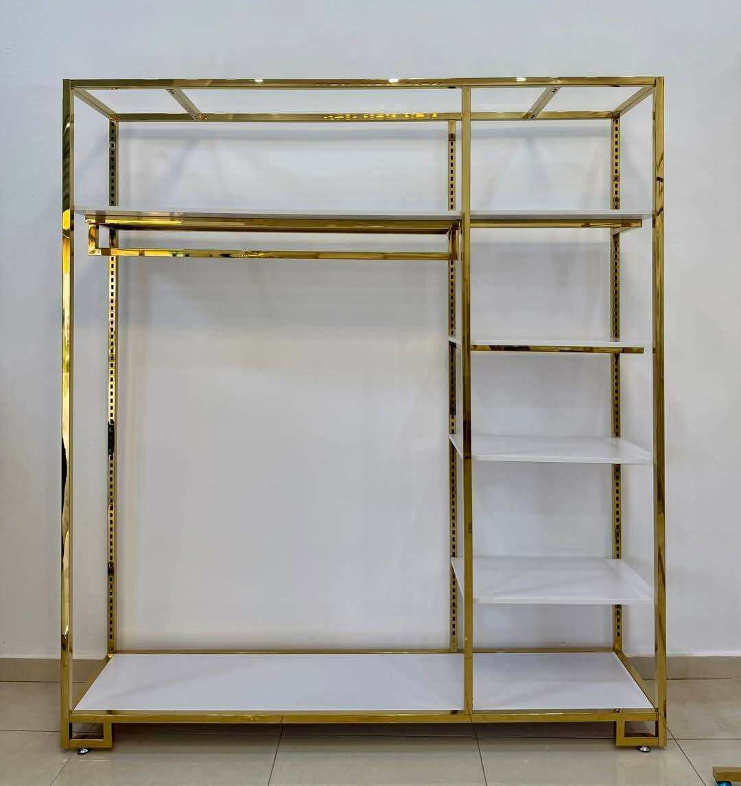 Penderie en métal doré moderne