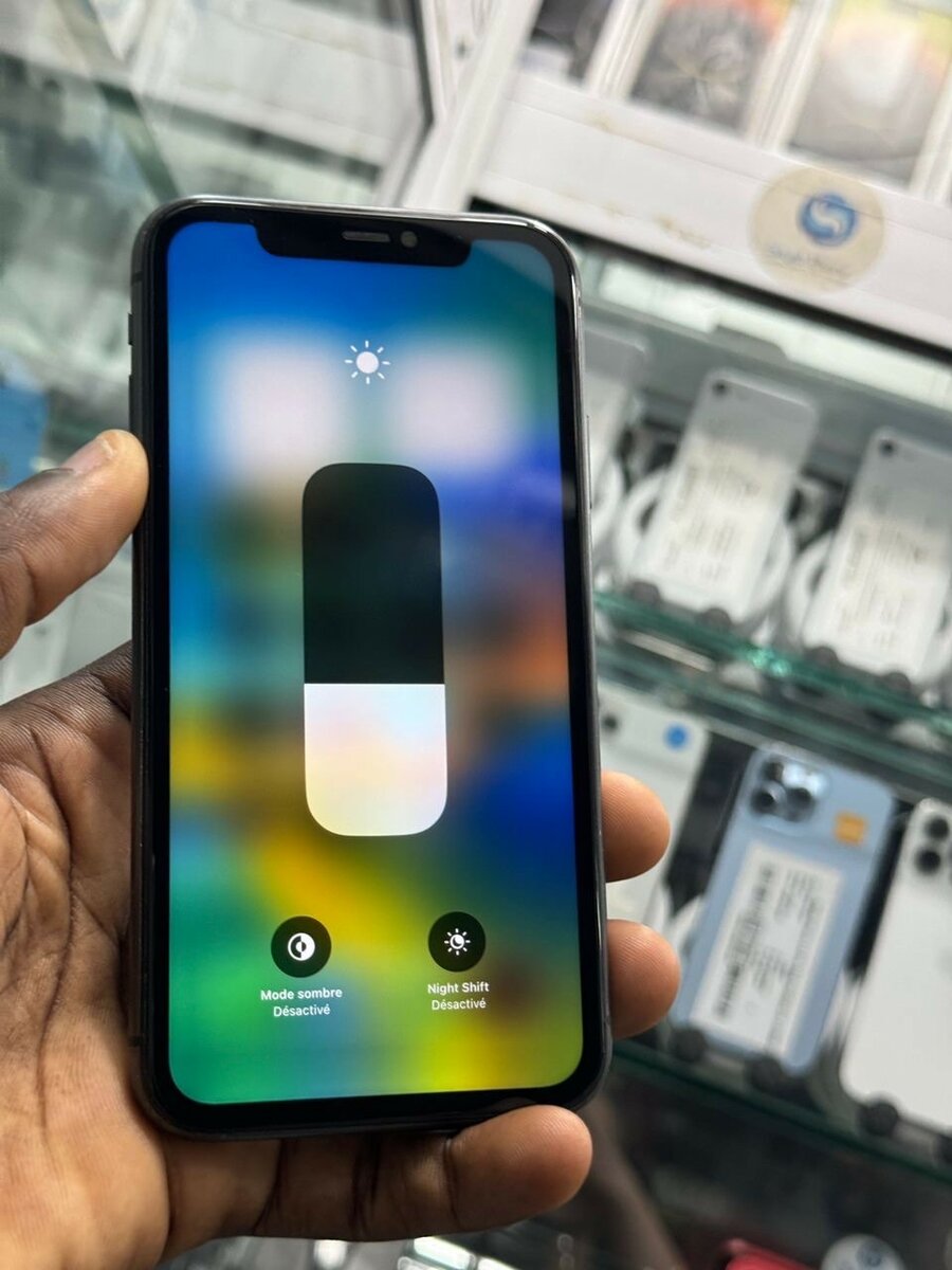 iPhone 11 64giga tout passe propre