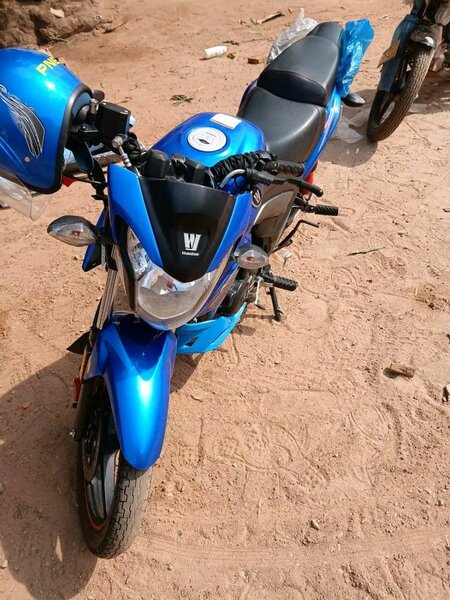 Moto sportive bleue performante