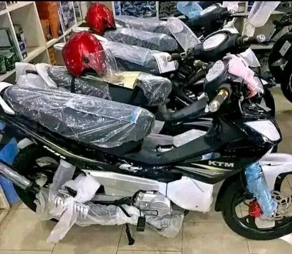 Scooter KTM noir et blanc