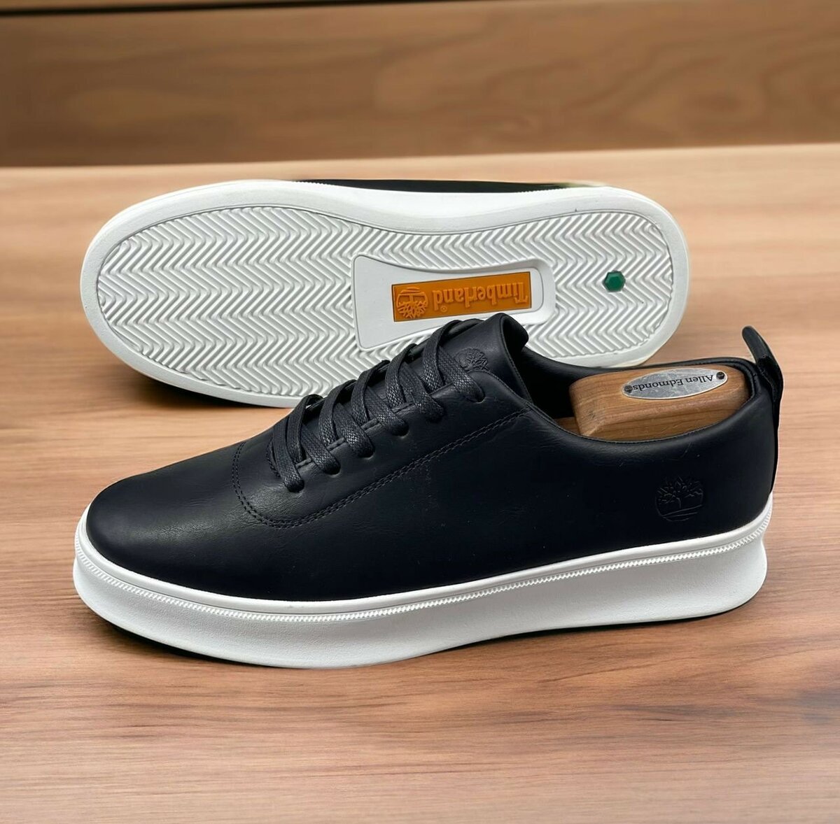 TIMBERLAND BLACK AND WHITE