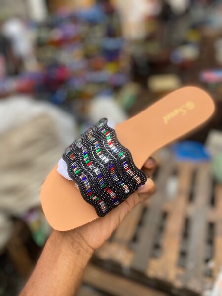 Sandales perlées colorées