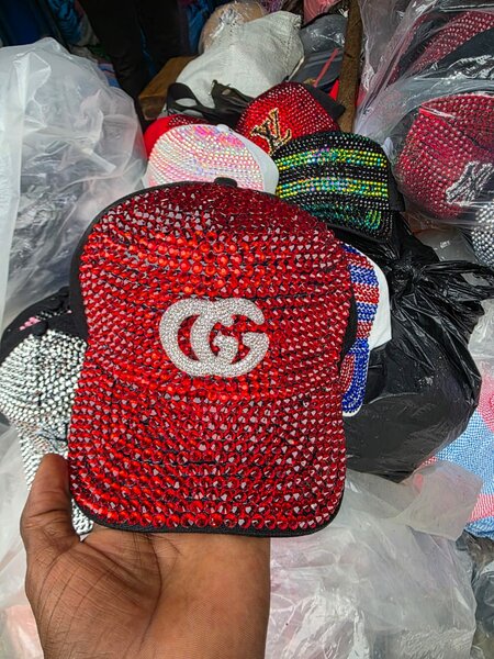 Casquette à strass rouge