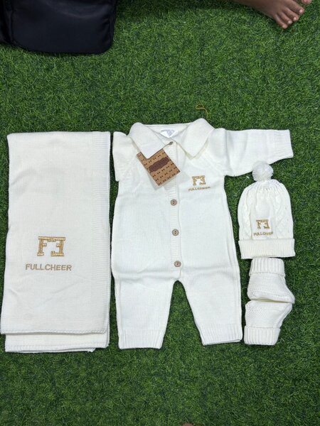 Ensemble bébé tricoté doux