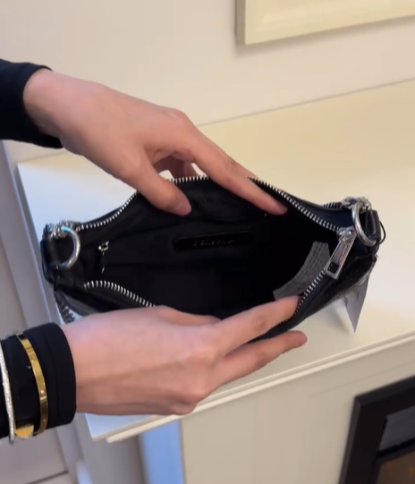 Маленькая черная сумочка от BERSHKA