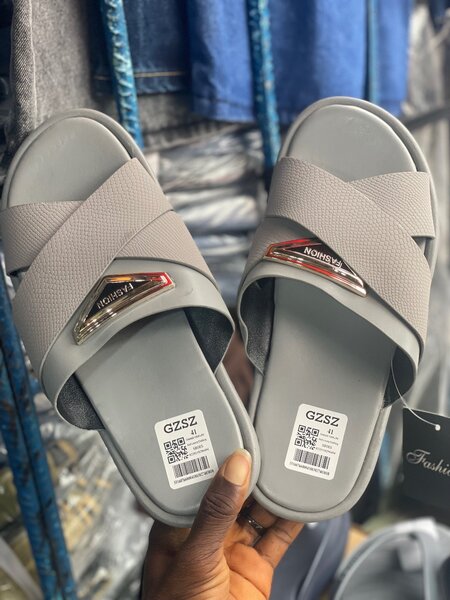 Sandales grises tendance homme