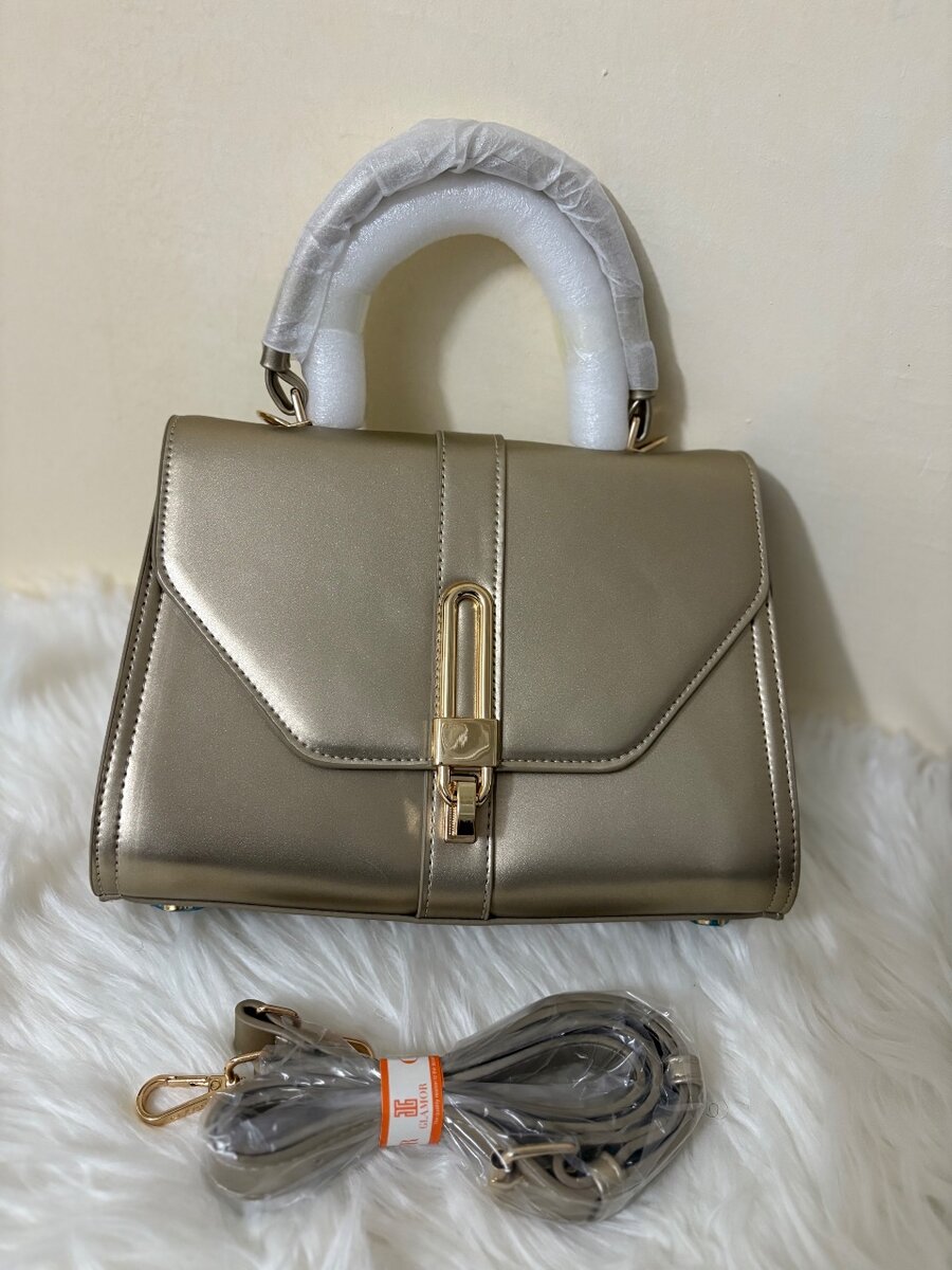 Sac à main élégant doré