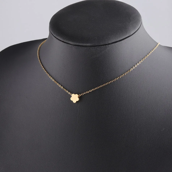 Collier délicat fleur dorée