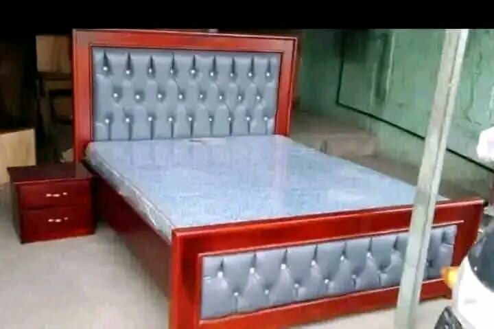 Lit en bois massif capitonné