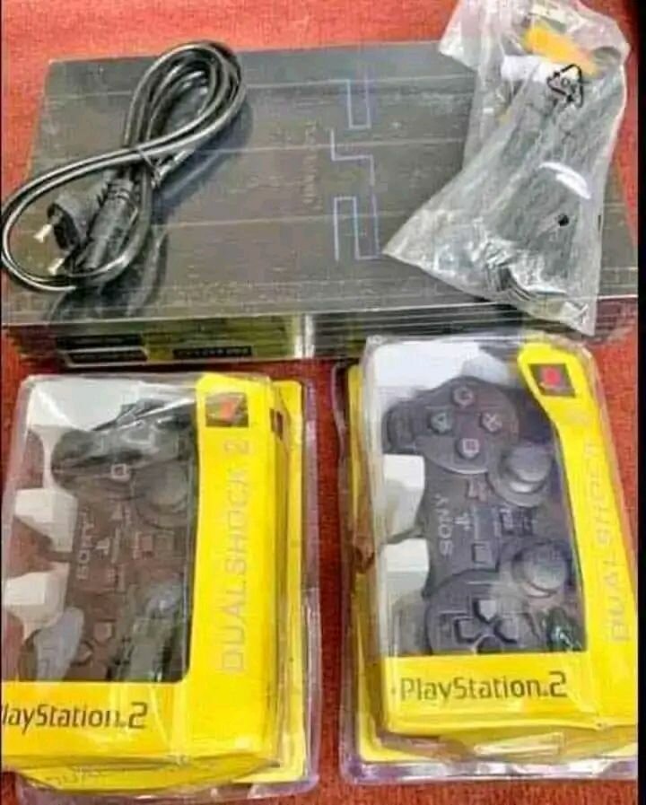 Console PS2 avec manettes