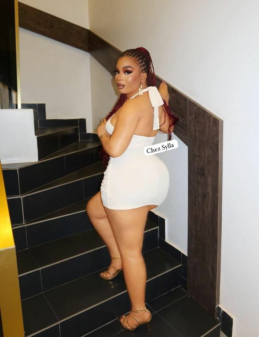 Robe blanche courte élégante pour femme