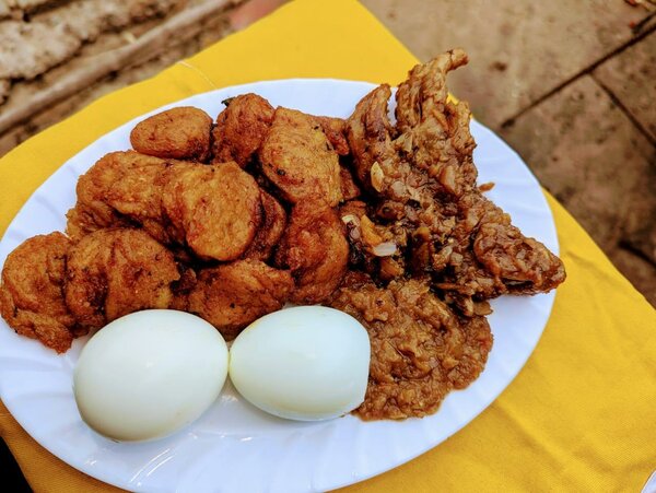 Claclo+2oeufs+2pattes poulet