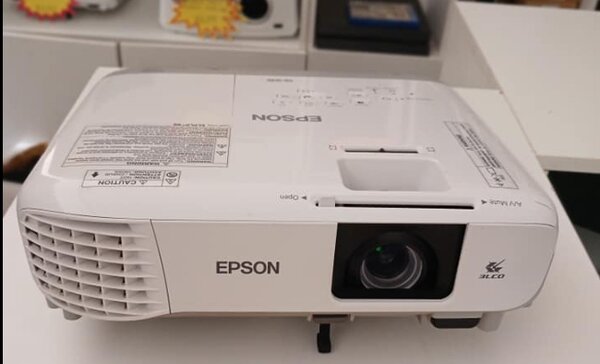 Projector EPSON EB-39 Lumens: 3500