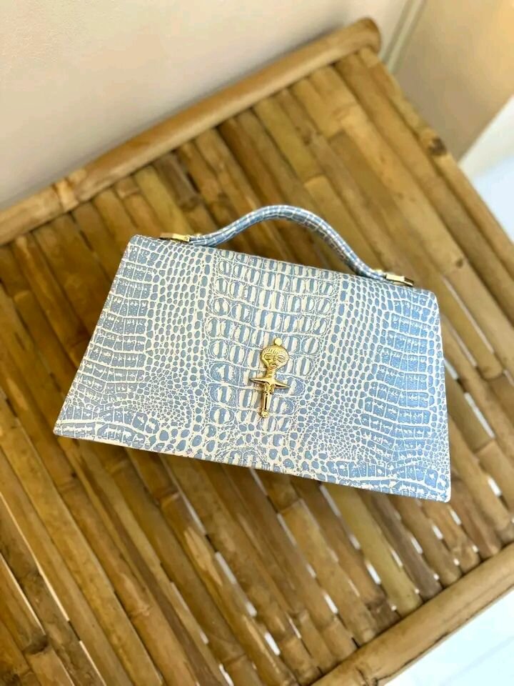 Sac à main bleu crocodile