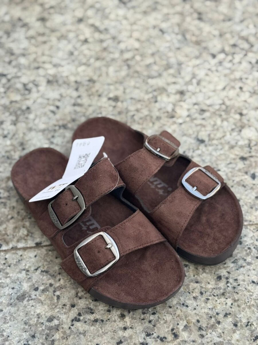 Sandales en daim à boucles