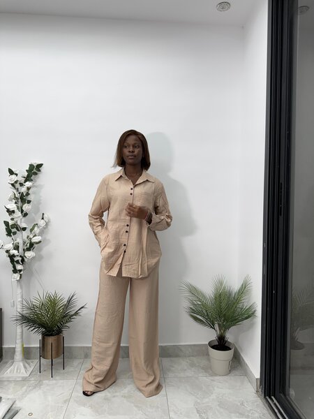 Tenue beige élégante femme