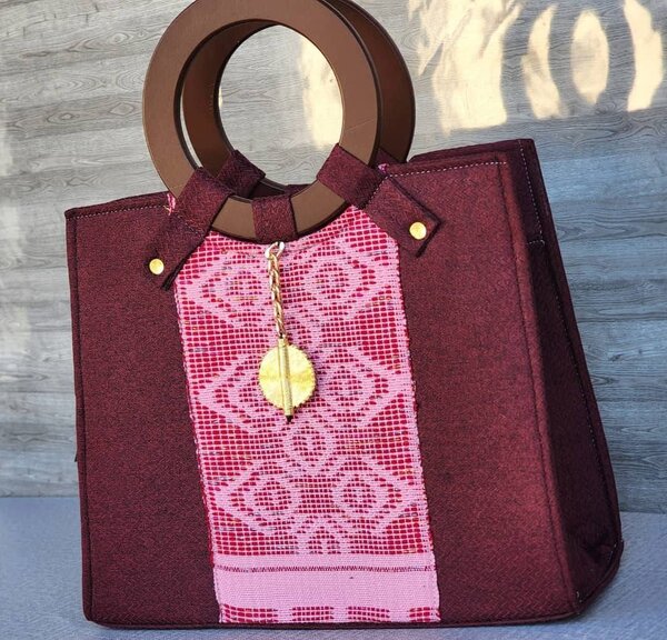 Sac à main en tissu multicolore avec poignées en bois