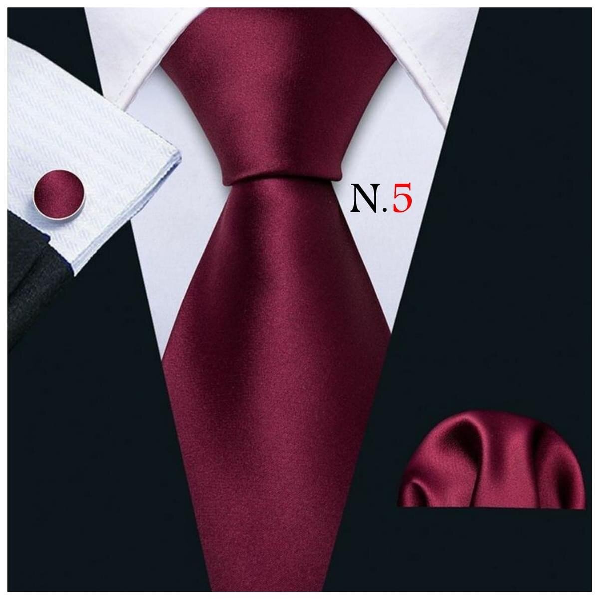 Cravate et bouton de manchette