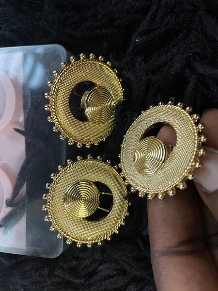 Boucles d'oreilles dorées élégantes