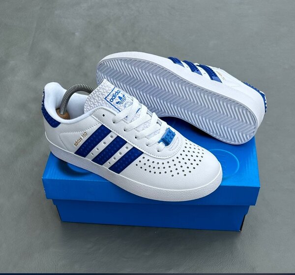 Sneakers blancs et bleus élégants