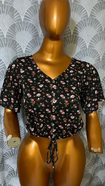 T-shirt fleuri en V