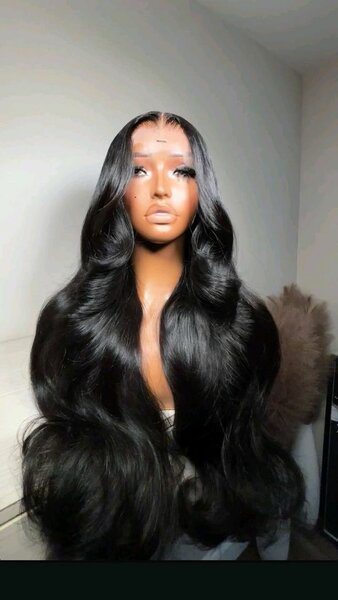 Perruque longue ondulée noire