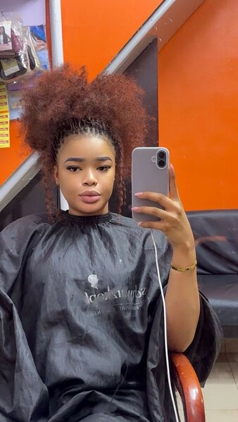 Extensions bouclées brunes