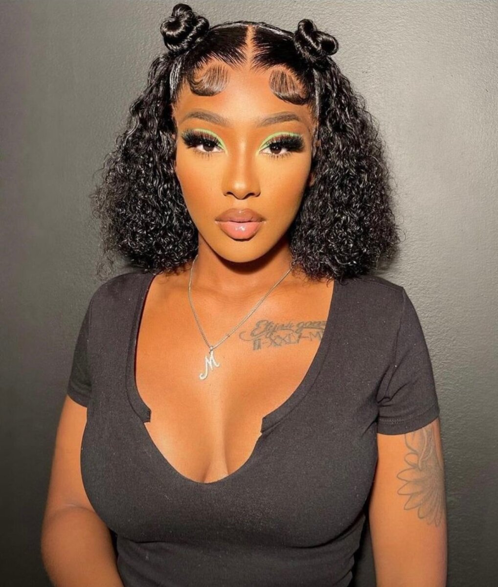 Perruque bouclée avec chignons