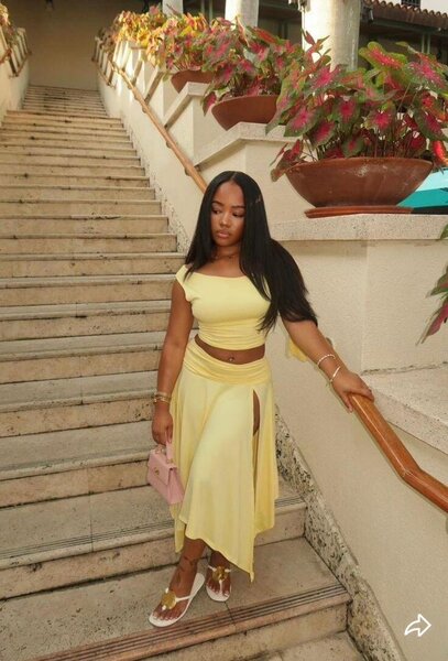 Robe élégante jaune fendue