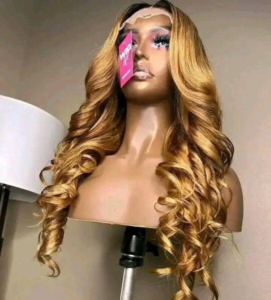 Perruque en dentelle ondulée