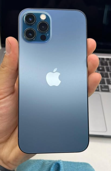 𝐢𝐏𝐡𝐨𝐧𝐞 𝟏𝟐𝐩𝐫𝐨