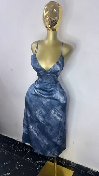 Robe élégante en satin bleu