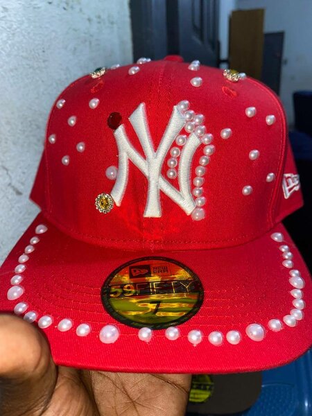 Casquette rouge New York perlée