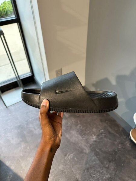 Claquettes noires confortables