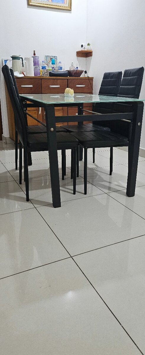 Table à manger en verre avec chaises noires