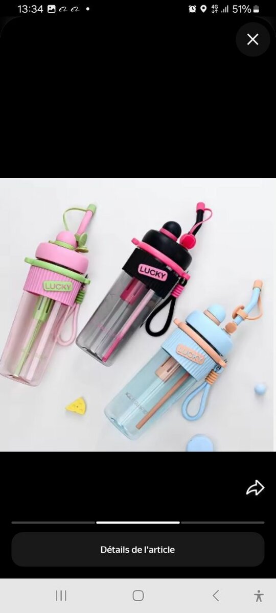 Bouteille d'eau avec paille