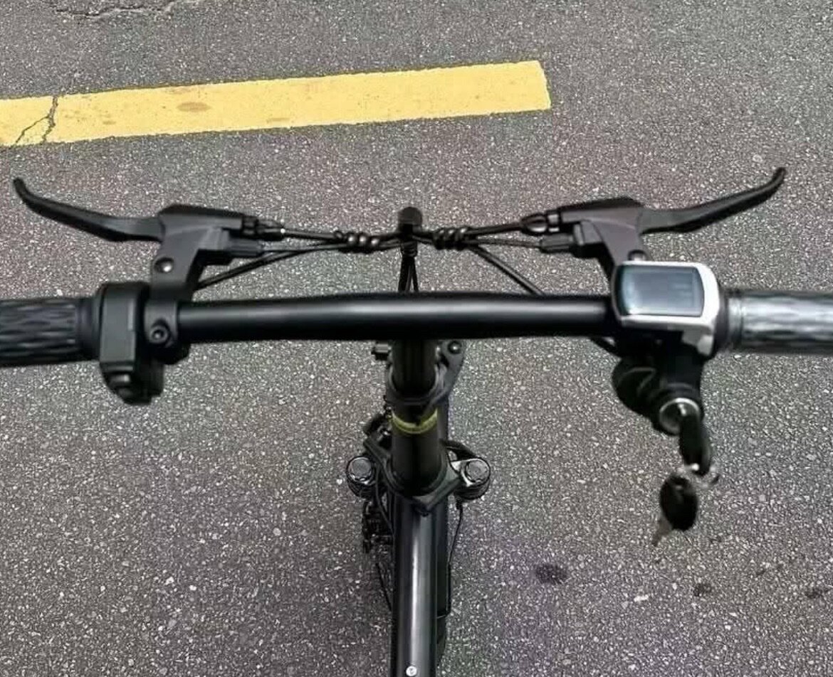 Vélo électrique pliant compact