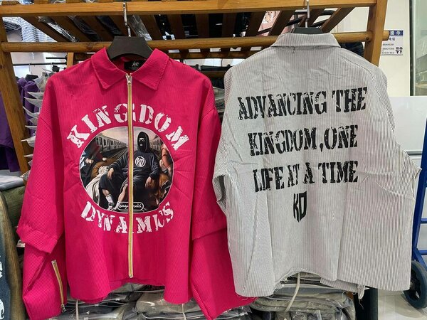 Vestes à motifs urbains