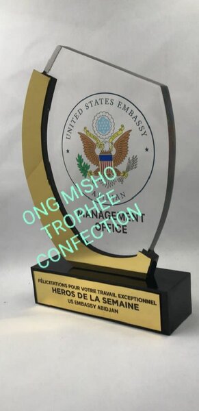 TROPHEE EN PLEXIGLASS ICÔNE COUPEZ 