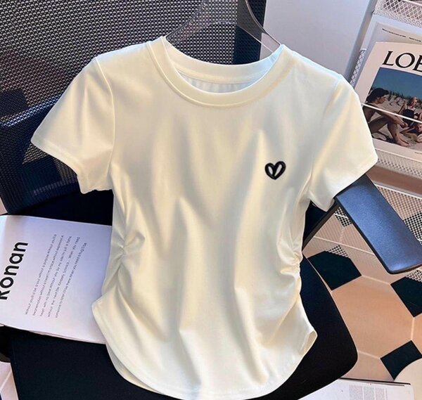 T-shirt blanc avec coeur noir